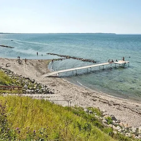 Βίλα Hyggeligt Taet Pa Vandet I Bro