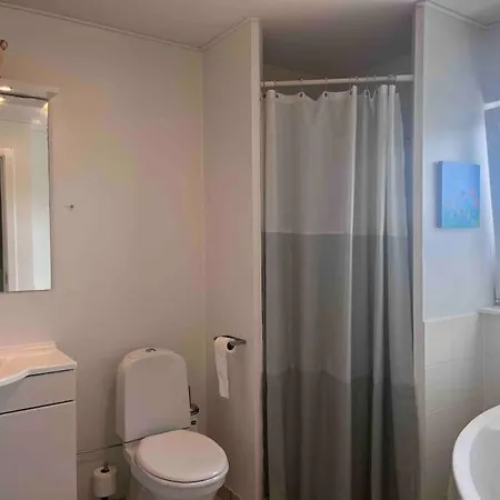 Hyggeligt Taet Pa Vandet I Bro *