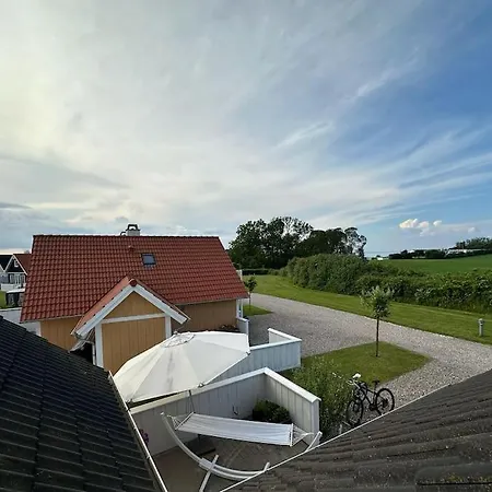 Villa Hyggeligt Taet Pa Vandet I Bro *