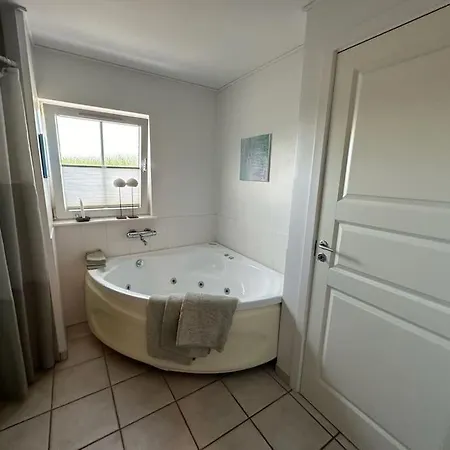 Hyggeligt Taet Pa Vandet I Bro *