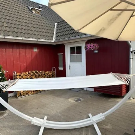 Villa Hyggeligt Taet Pa Vandet I Bro *