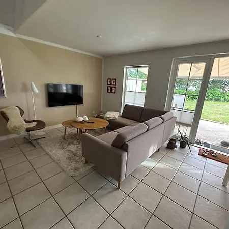 Βίλα Hyggeligt Taet Pa Vandet I Bro *